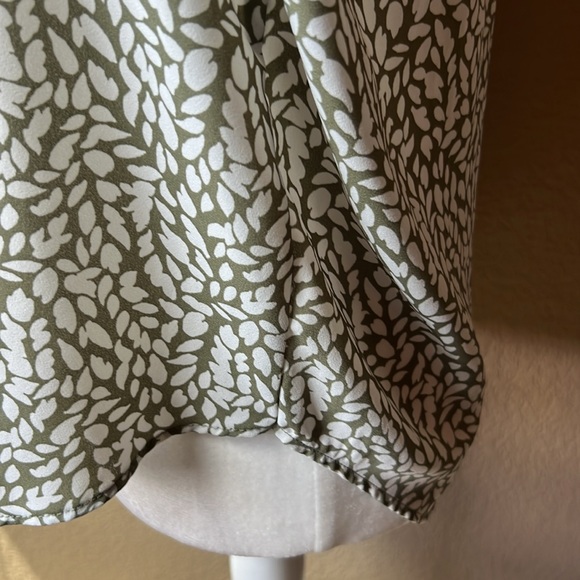 Loft Outlet green and white tulip sleeve top, size small petite - Picture 5 of 7